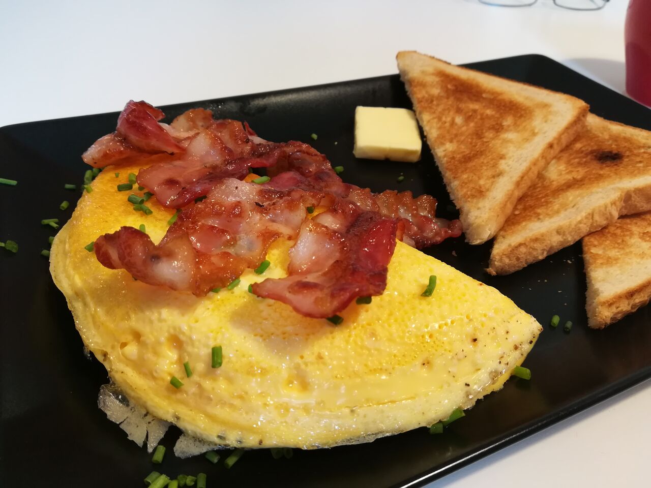 Frühstück bis maximal 12 Uhr: Omelette mit Bacon und Toast für € 4,90. Filterkaffee 