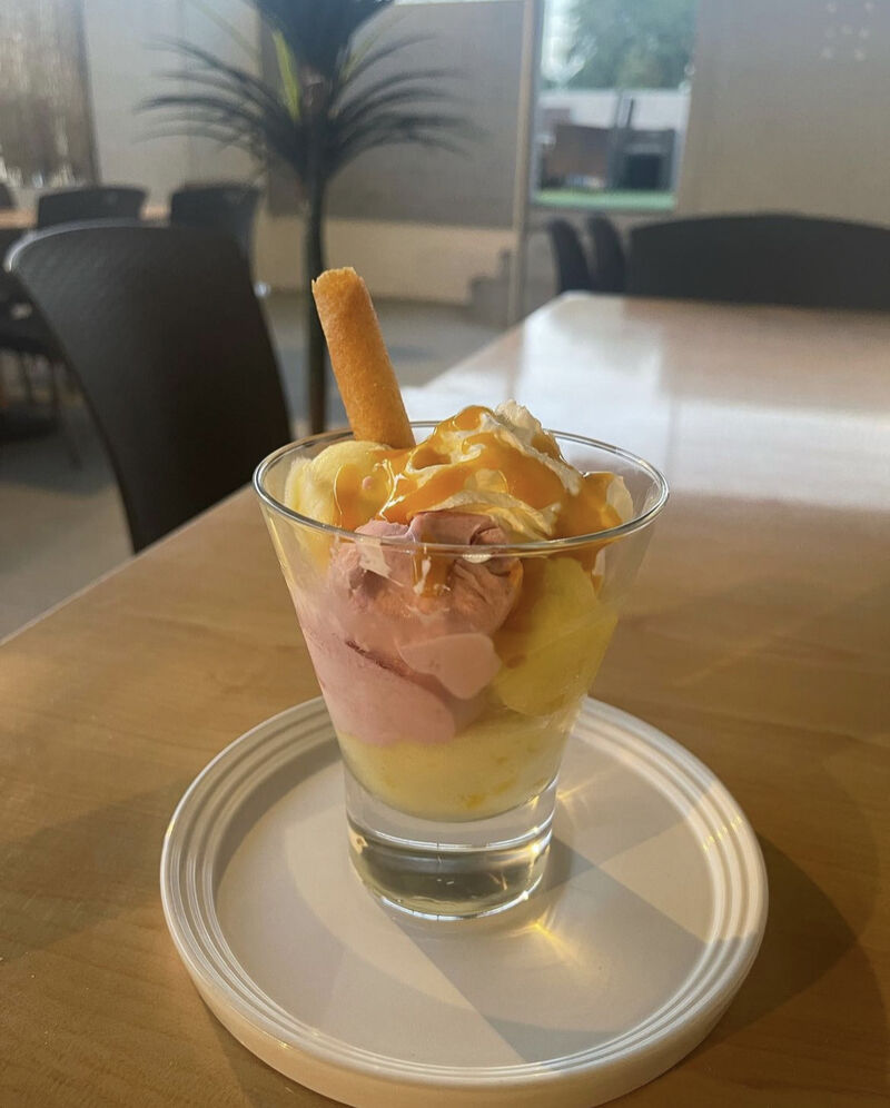 Boule de glace accompagnée de sa chantilly et de son coulis de fruit de la passion, ( différents goûts disponibles) 
