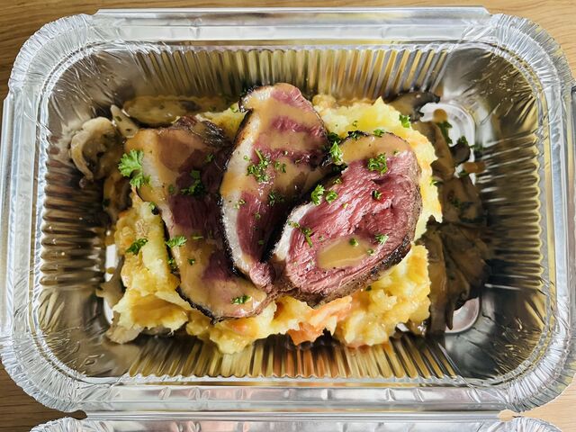 Magret de canard Sauce poivre, gratin dauphinois truffé poêlée forestière 