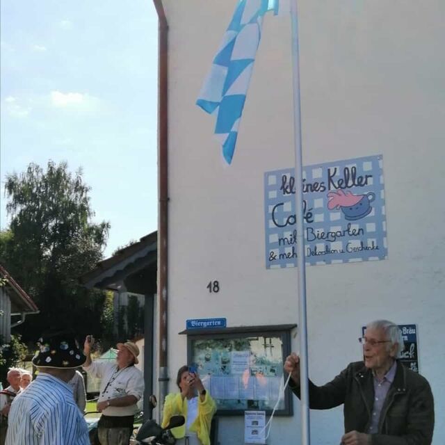 Ein herzliches Vergelts Gott an unseren Fahnenspender und seine Helfer: Hans Schalper, Thomas Scharpf und Peter König