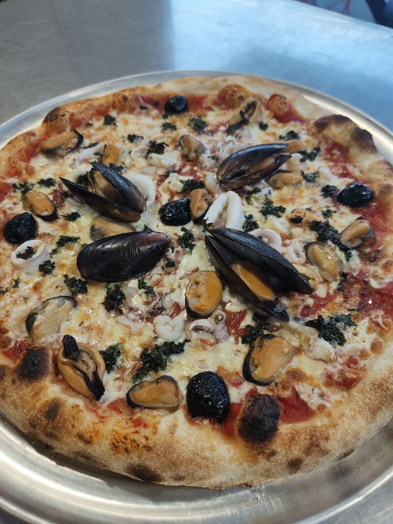 Océane : base tomate, mozza, fruits de mer, moules entières, persillade,