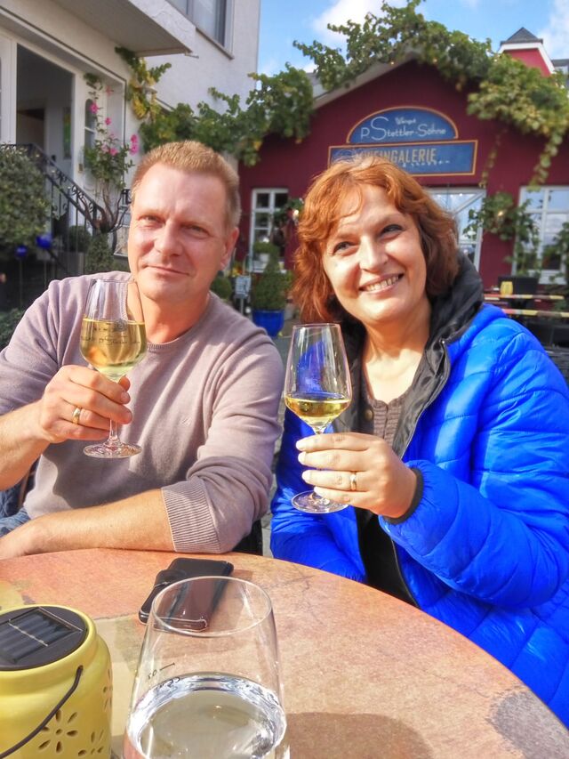 Elena und Ronny Julke bei Weinprobe an der Mosel