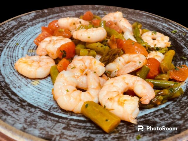 Saltata di gamberi con porcini e pomodorini