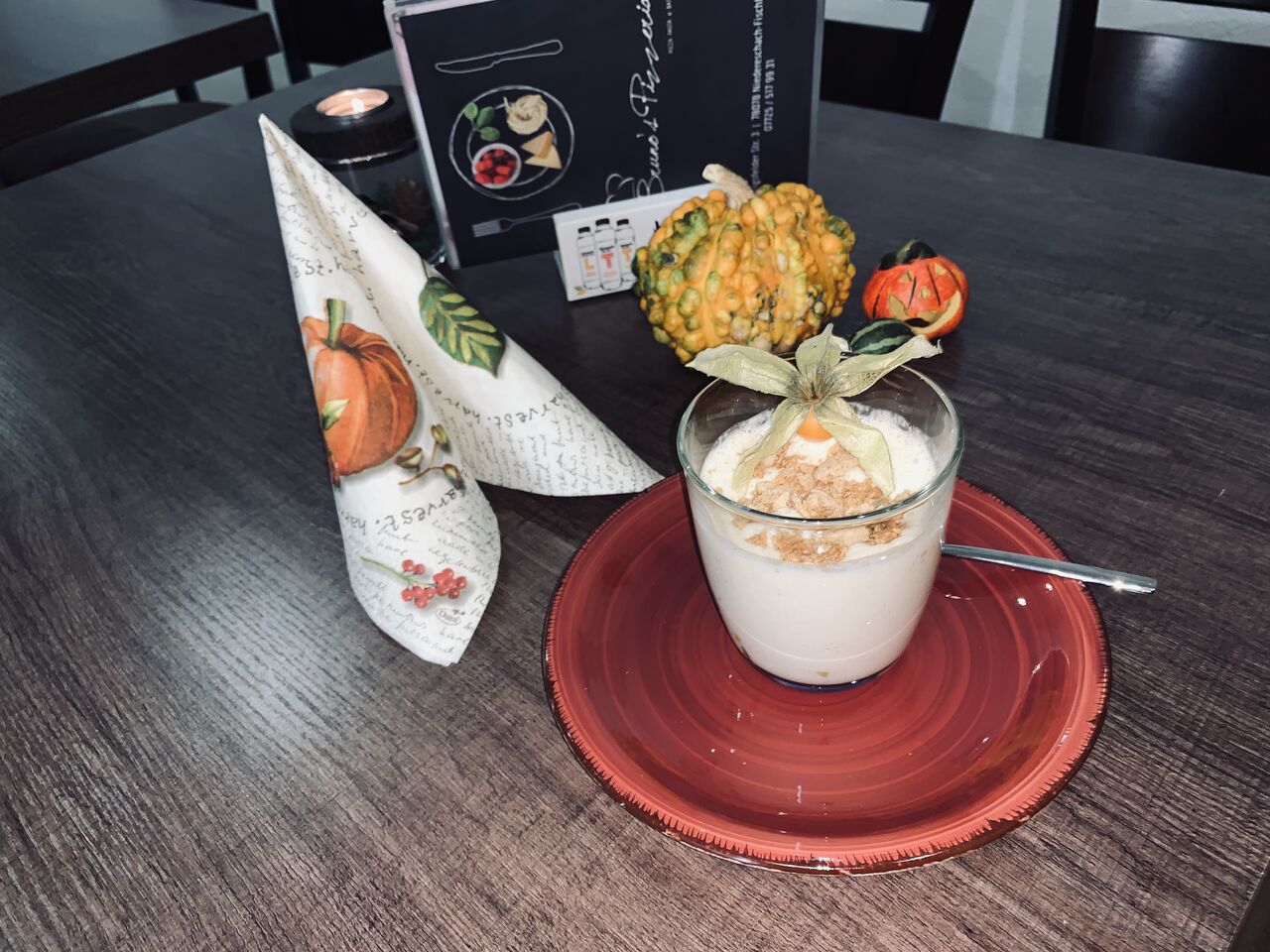 Mascarpone-Creme mit Früchten und Amarettinis