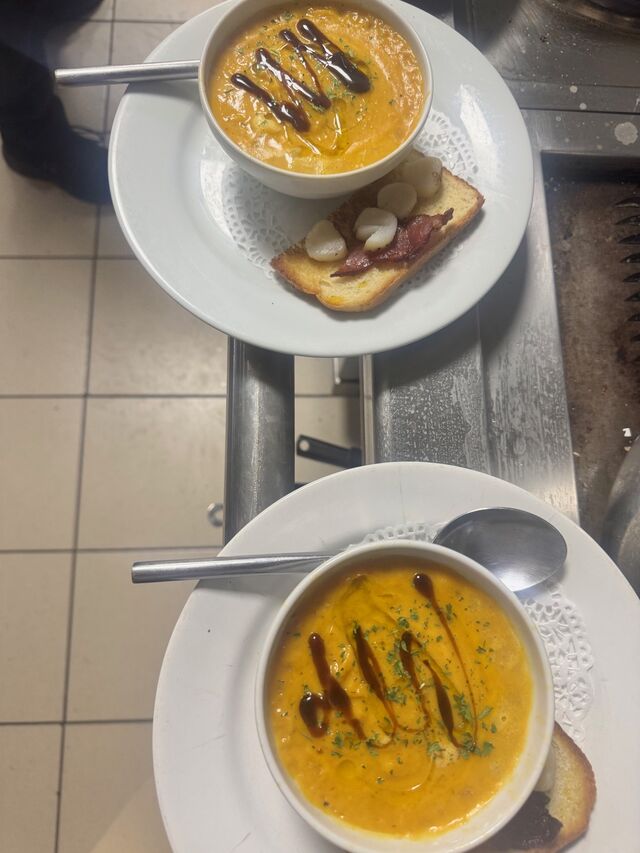 Velouté de Butternut, chips de bacon et toast de Saint-Jacques
