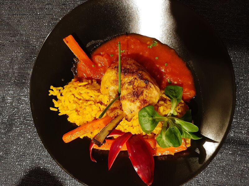 Riz pilaf au curcuma, carottes glacée à brun et sa jambonnette de volaille au concassé de tomate 