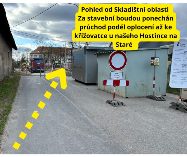 Pohled z Vážní ulice směr hostinec