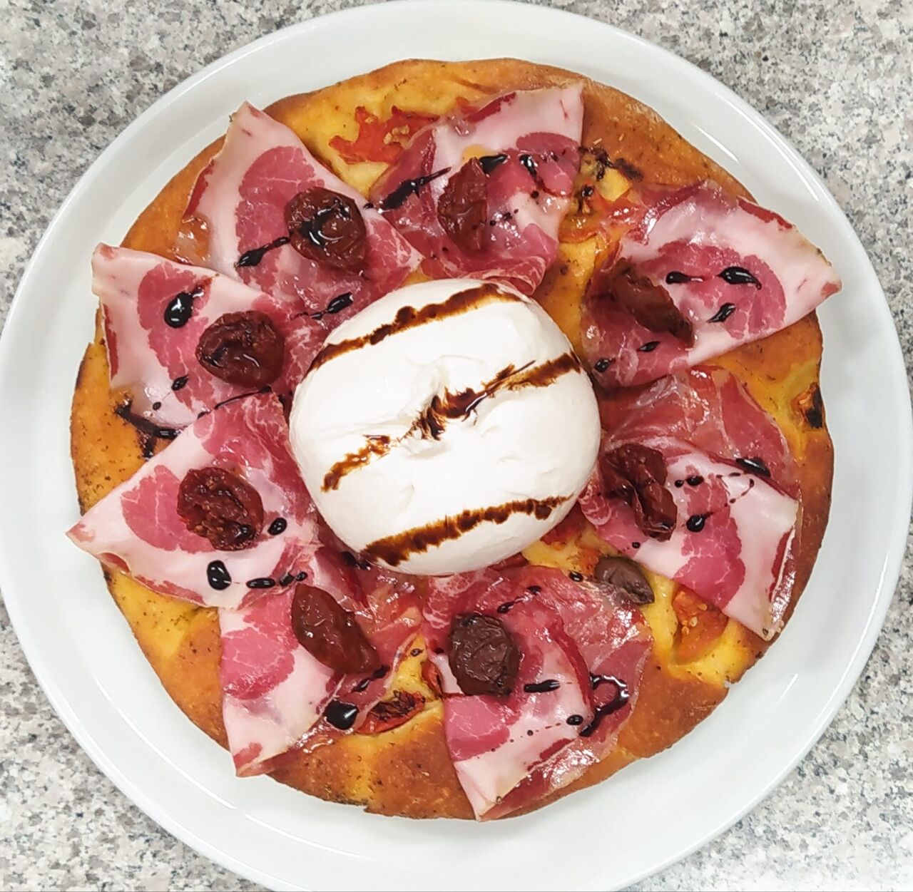 Focaccia pugliese al pomodoro con capocollo, burrata, pomodorini confit e cotto di fichi