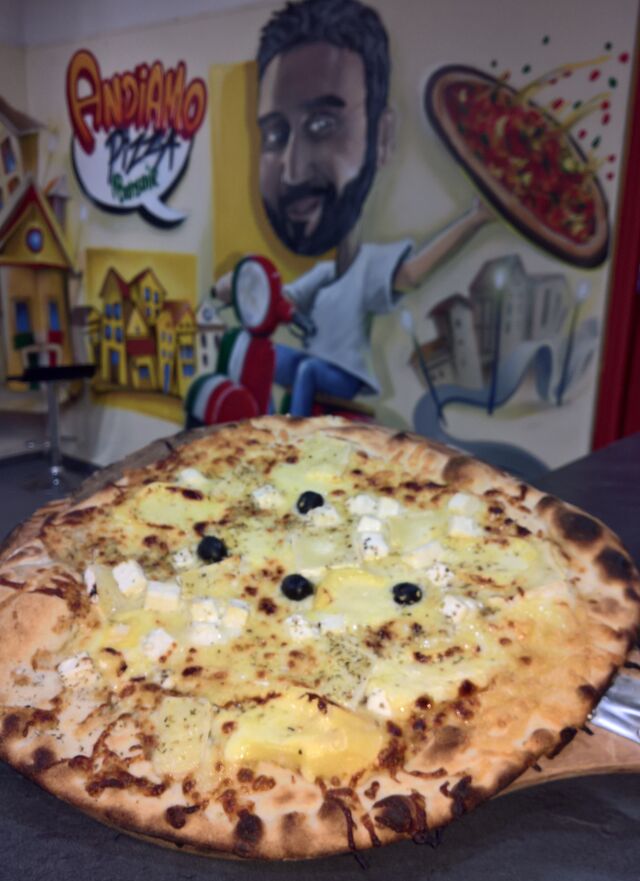 Pizza du moment: Base crème, emmental, mozza, chèvre, fêta, reblochon, miel