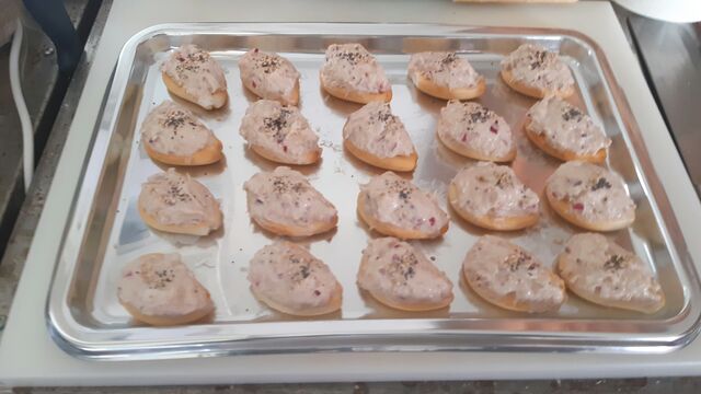 Rosquilla de pan tostado con montaña de ensalada de atún con picadillo de cebolla morada y mayonesa, para chuparse los dedos 