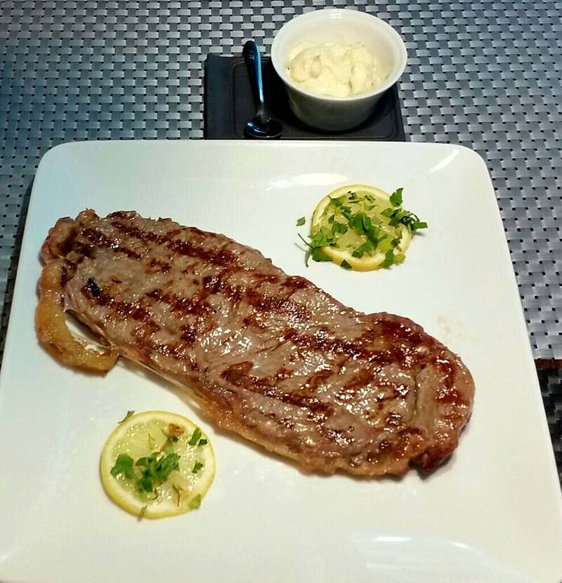 Bife Angus grelhado e maionese de alho