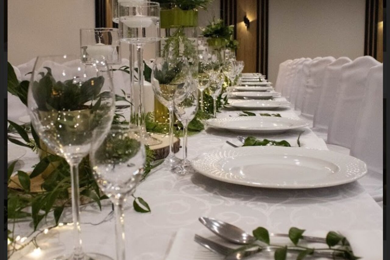 "Sala Bankietowa Kardamon: Twój wyjątkowy moment, nasza niezapomniana oprawa!"