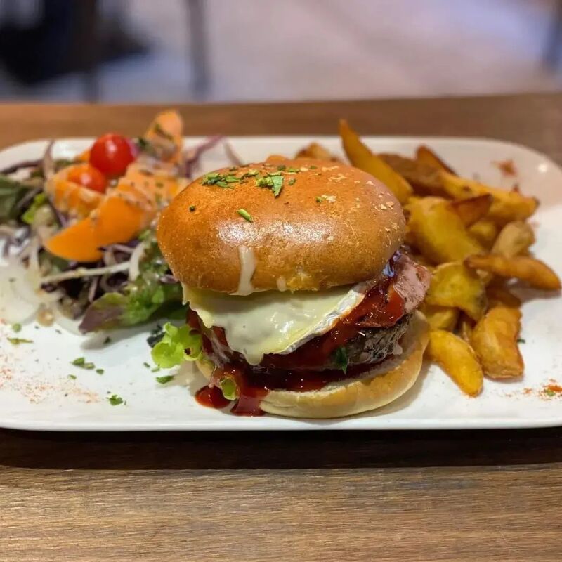 Burger au camembert fondant et bacon, sauce BBQ maison