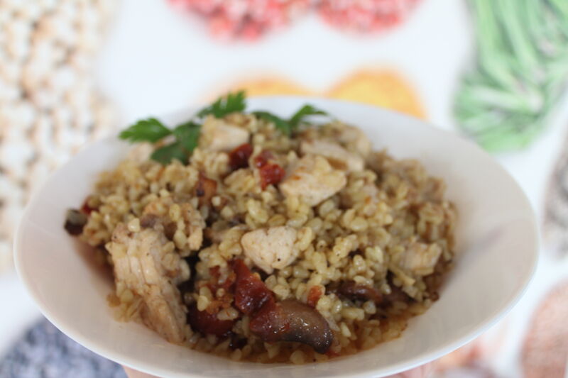 Kaszotto z kaszy bulgur z kurczakiem i suszonymi pomidorami
