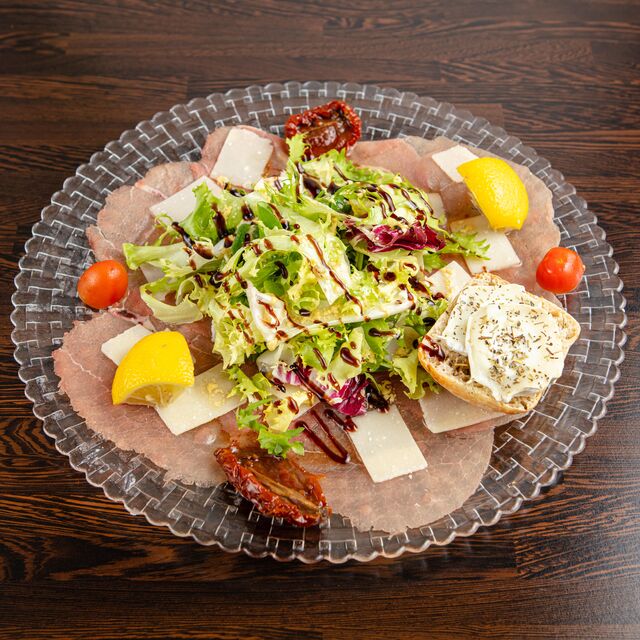 carpaccio de boeuf charolais et son toast de chèvre chaud 