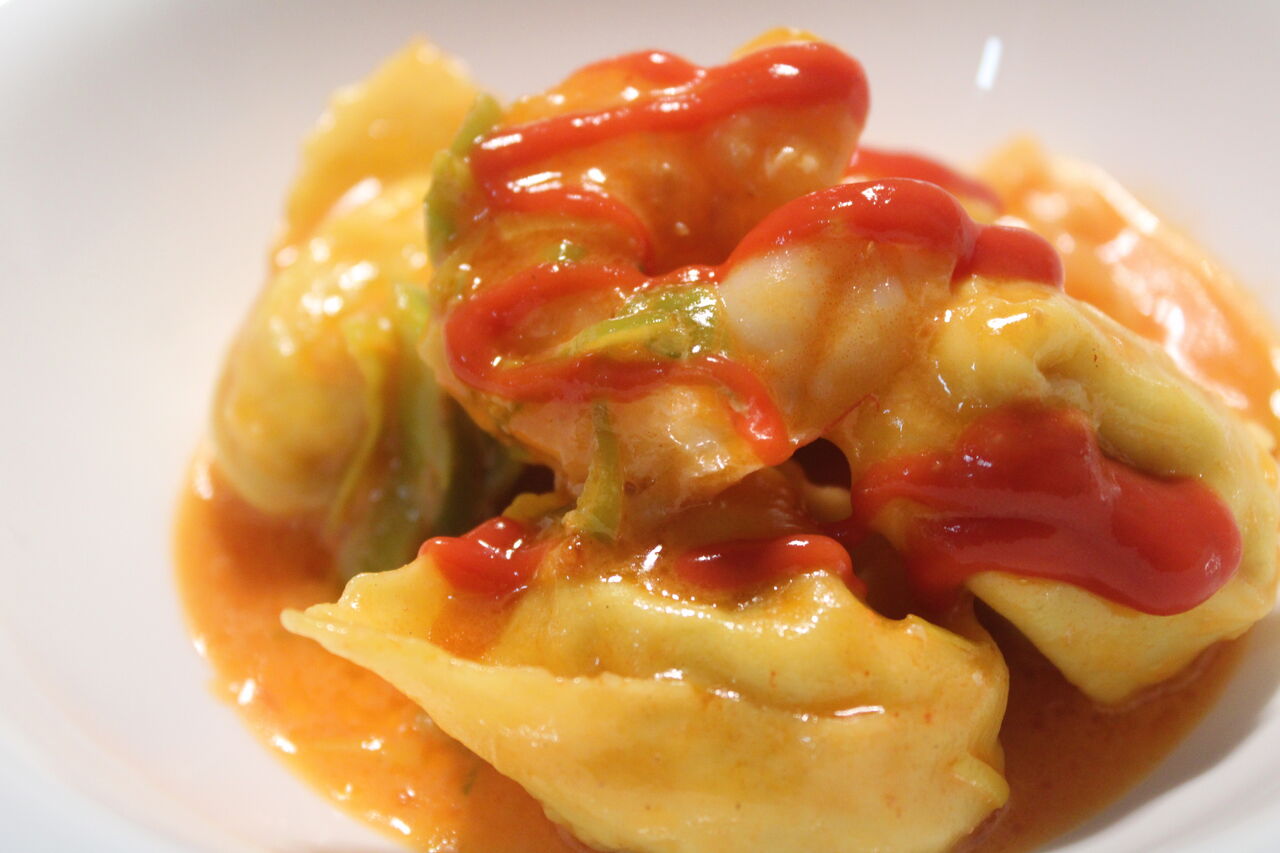 Tortello di Orata con fondente di porro e mazzancolle