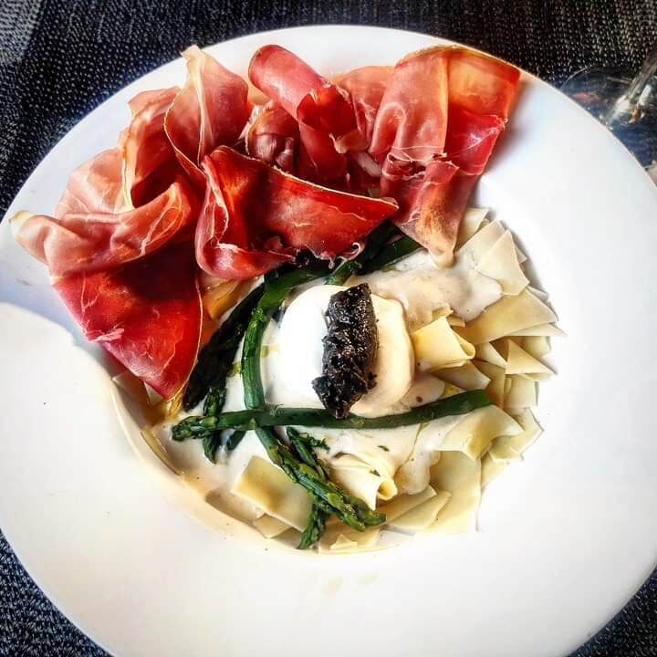 Pappardelles au jambon, burrata, asperges et truffe