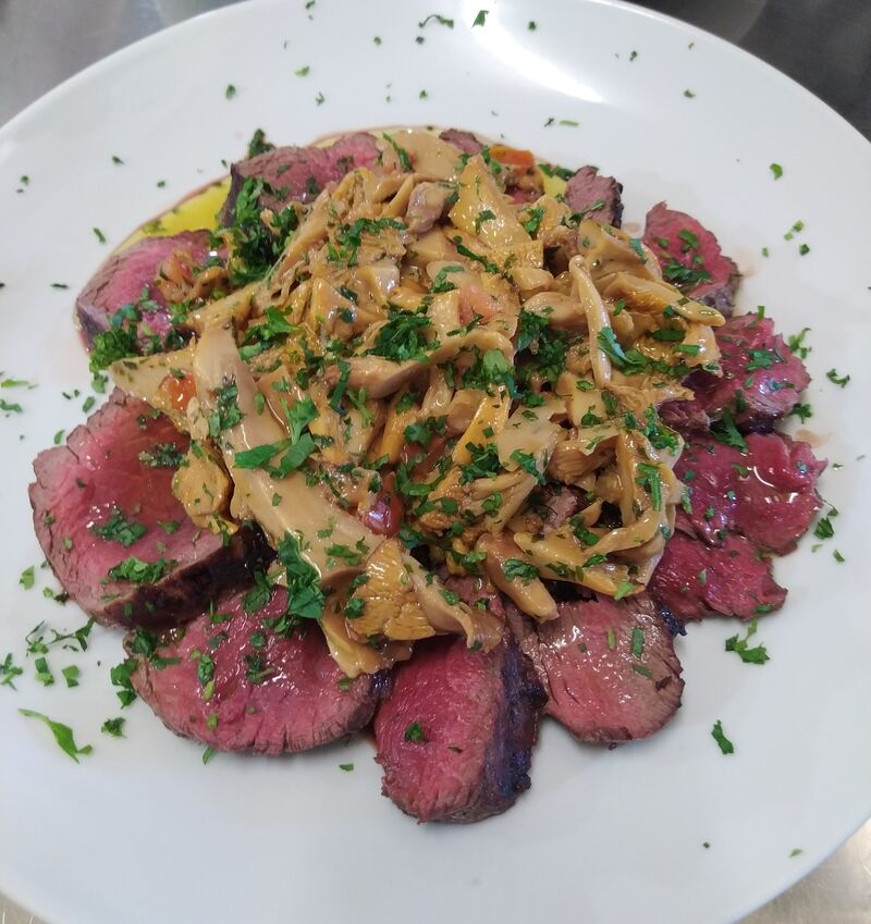 Tagliata di Filetto di Manzo Razza Piemontese con Funghi Galletti