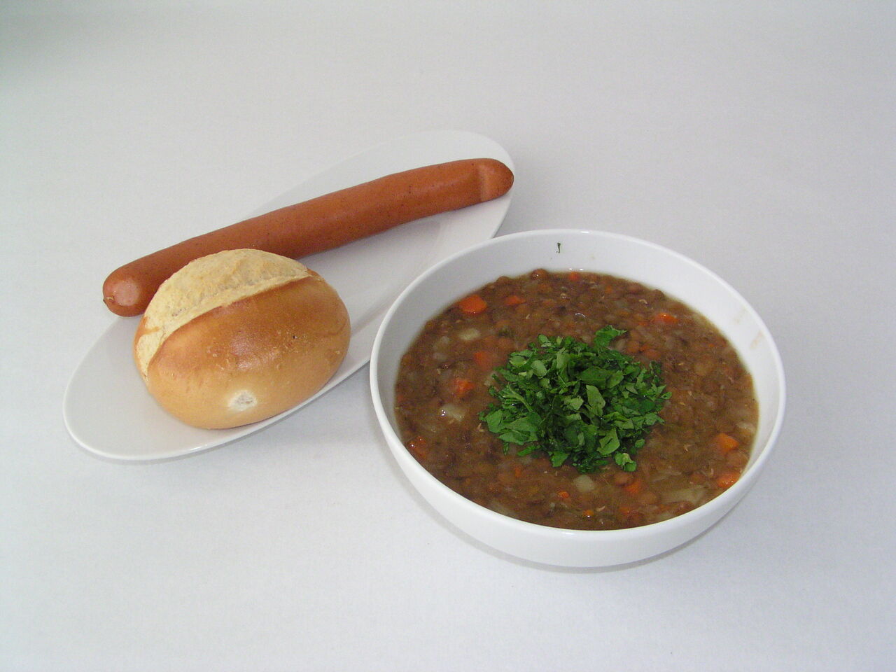 Linsensuppe mit Bockwurst und Brötchen