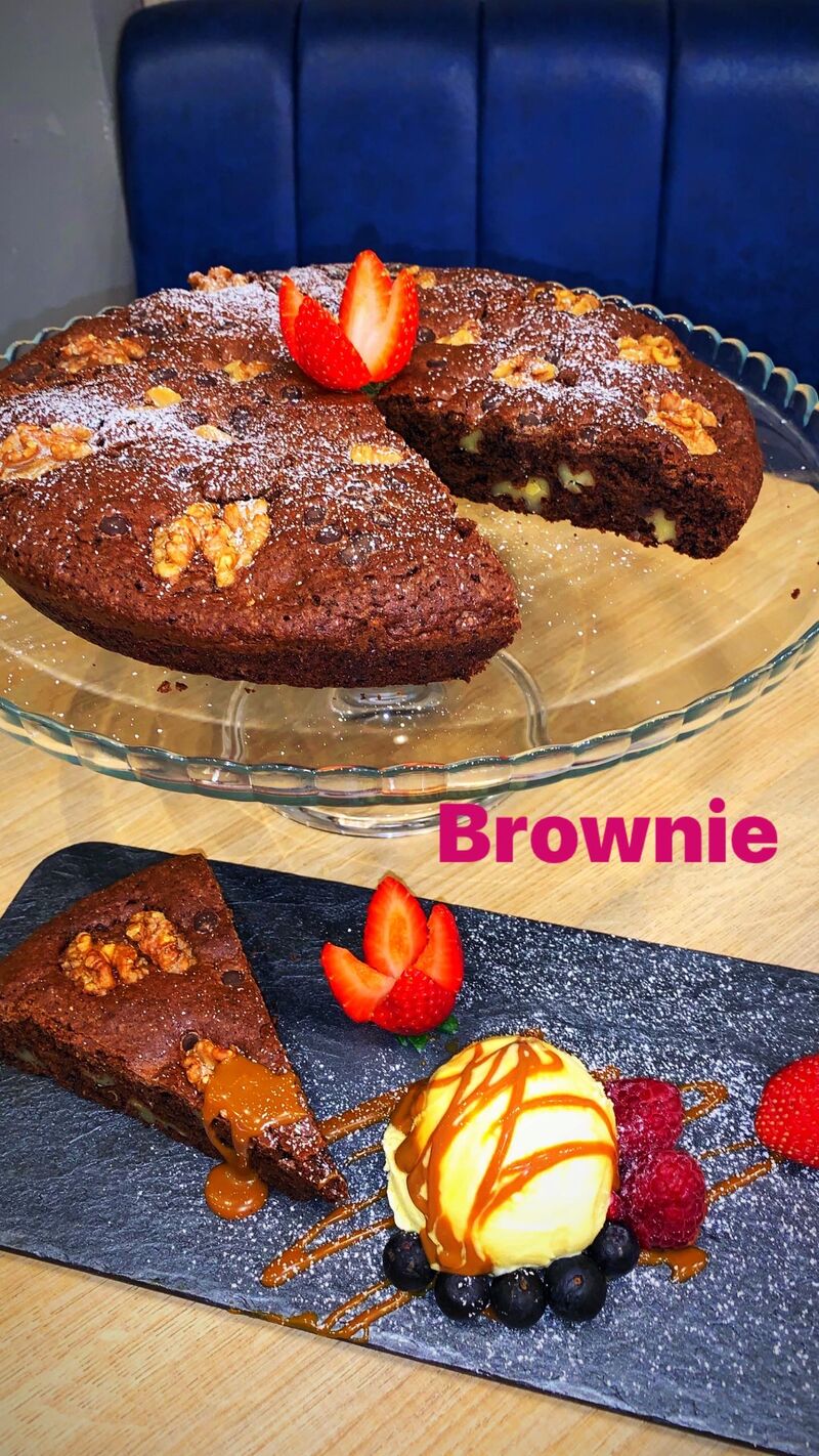 Delicioso brownie con helado de vainilla