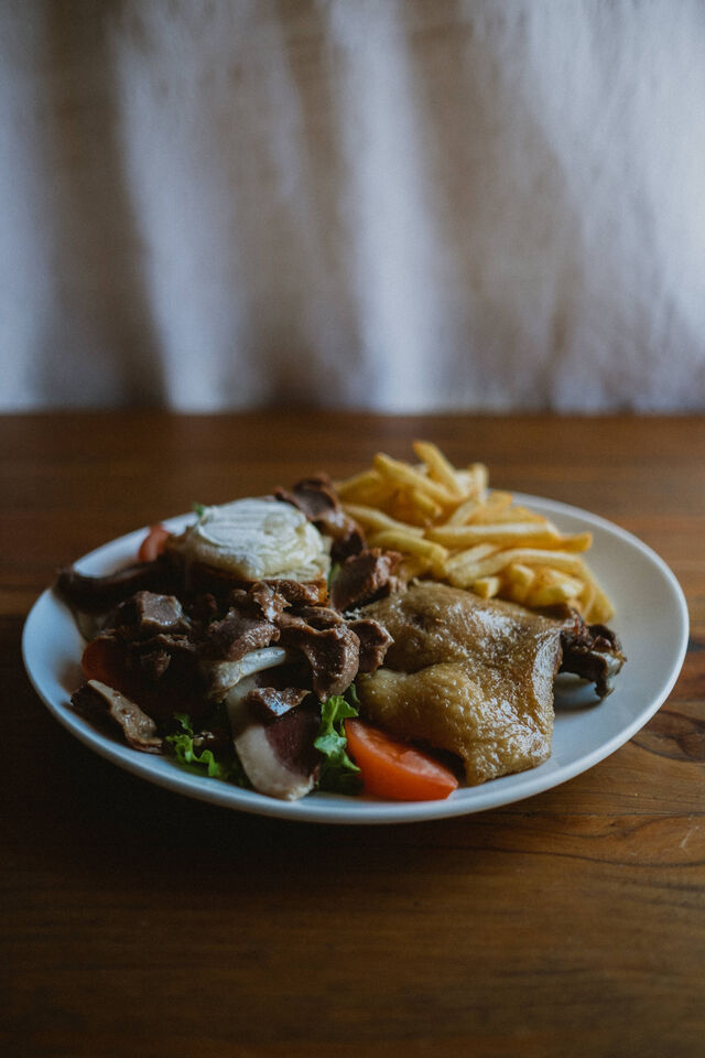ASSIETTE VIGANAISE
salade,confit de canard igp sud ouest, gésiers de dinde,cabécou chaud,noix ,frites,tomates, magret séché mais