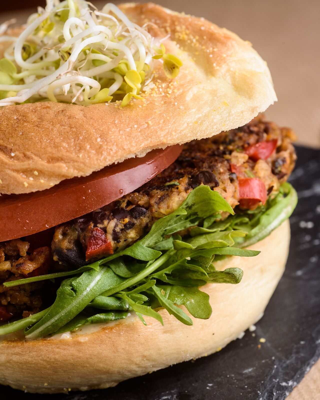 Hamburgures : o de carne , o veggie com grão e ovo e este é o vegan com feijão preto e aveia