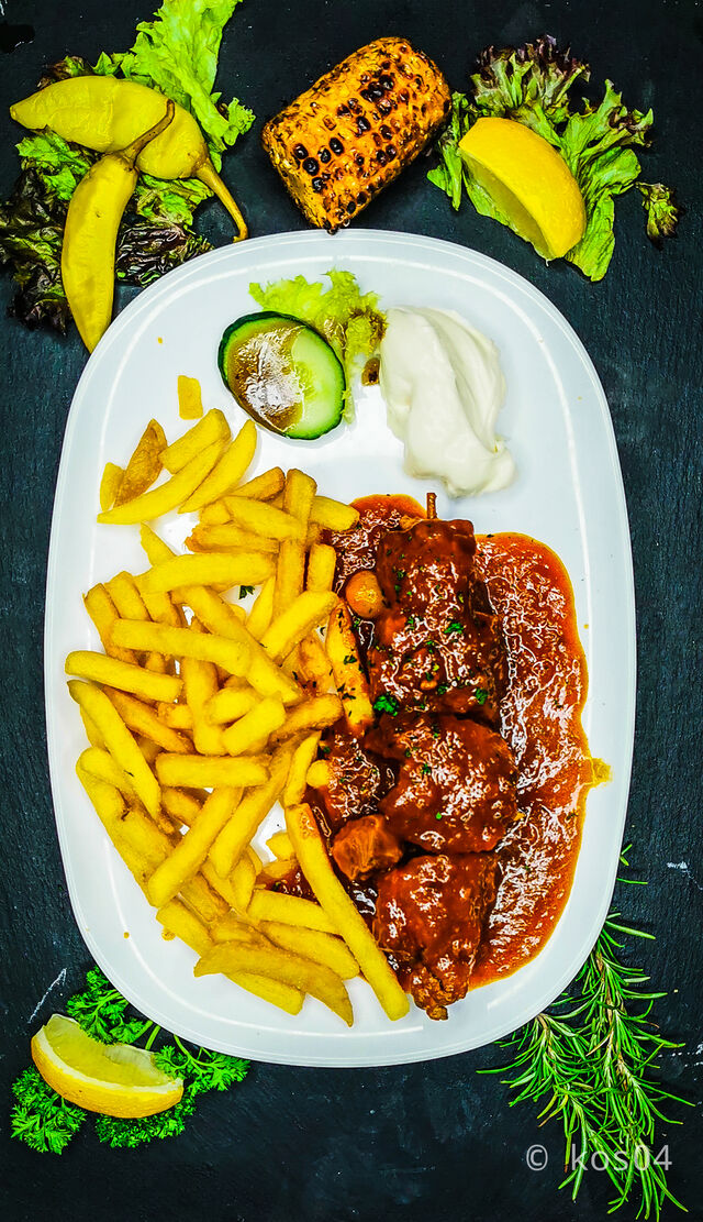 Schaschlik mit Pommes.