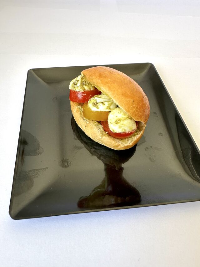 Navette tomates, mozzarella et pesto de basilic