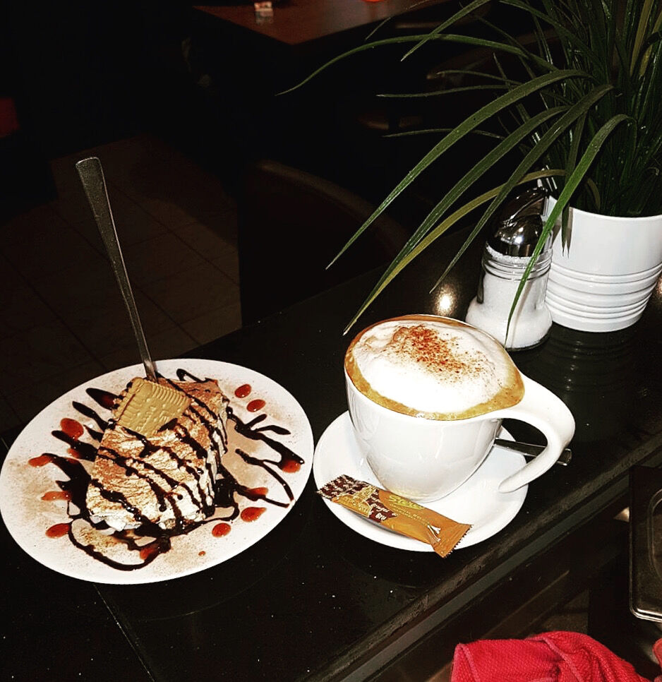 Das perfekte Duo! Milchkaffee und unseren hausgemachter Tiramisu