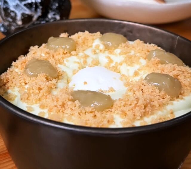 Espuma de gianduja de pistacho,helado casero de yogurt y gel de lima