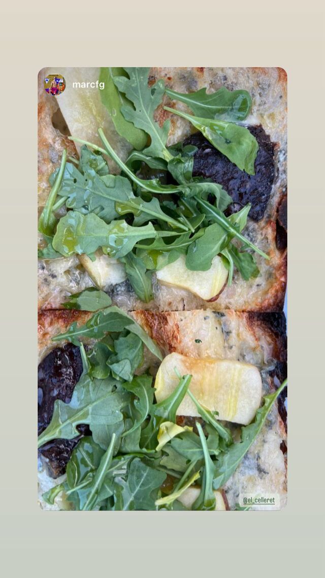 Gorgonzola, butifarra negra, poma i rúcula