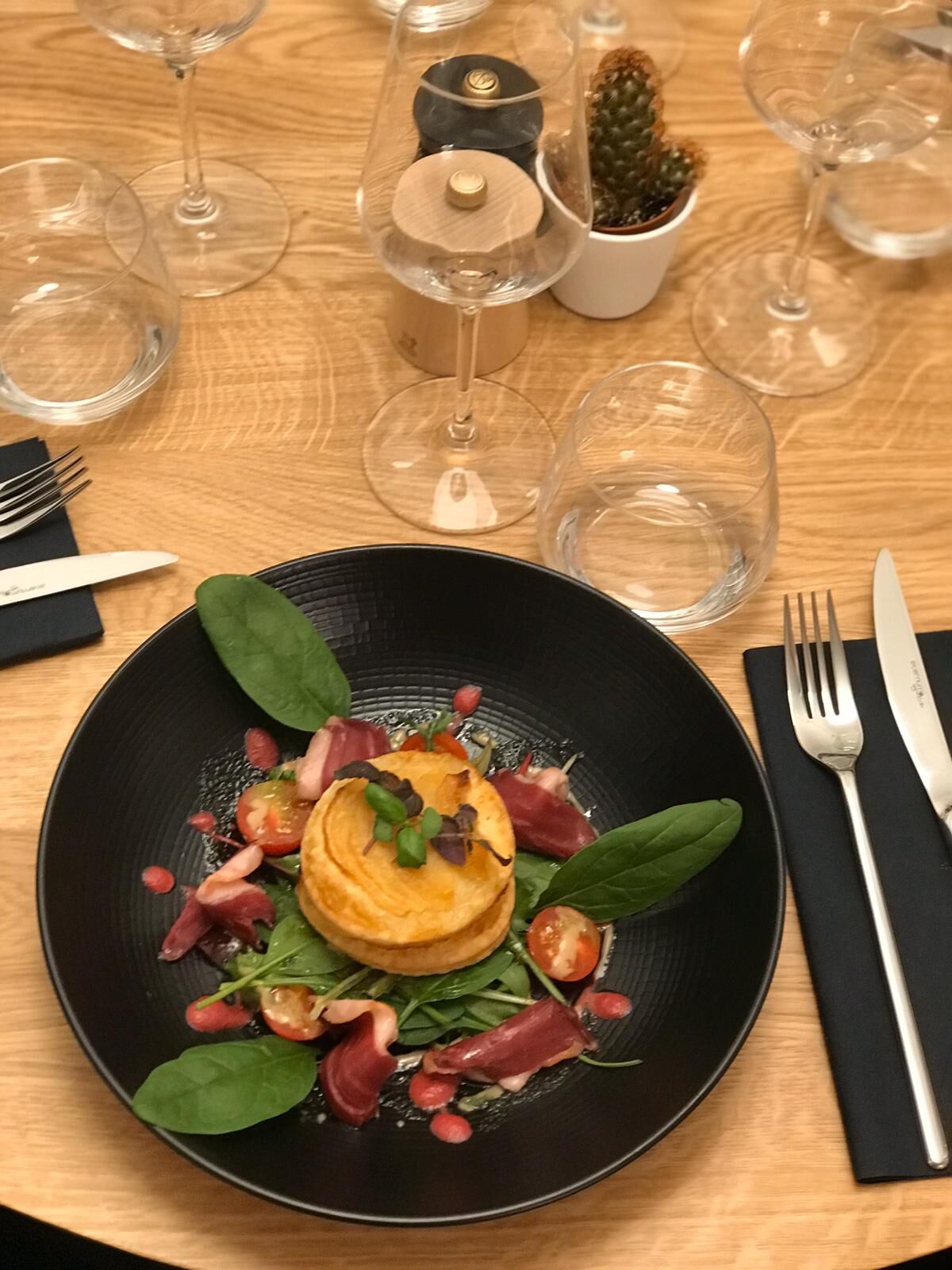 Tarte fine aux pommes et magret fumé, petit chèvre rôti