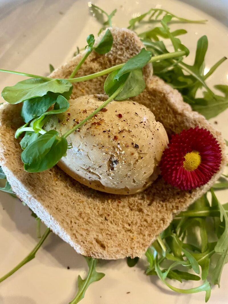 Oeuf de foie gras , nid de foin printanier