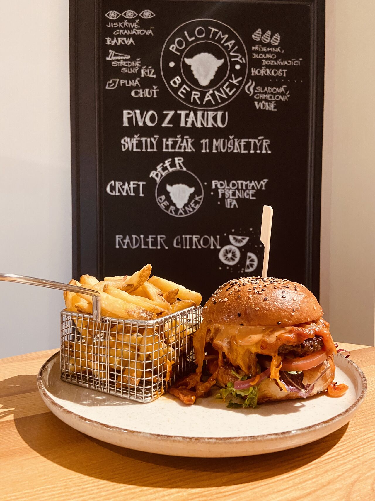 Burger s pivní marinádou, belgické hranolky