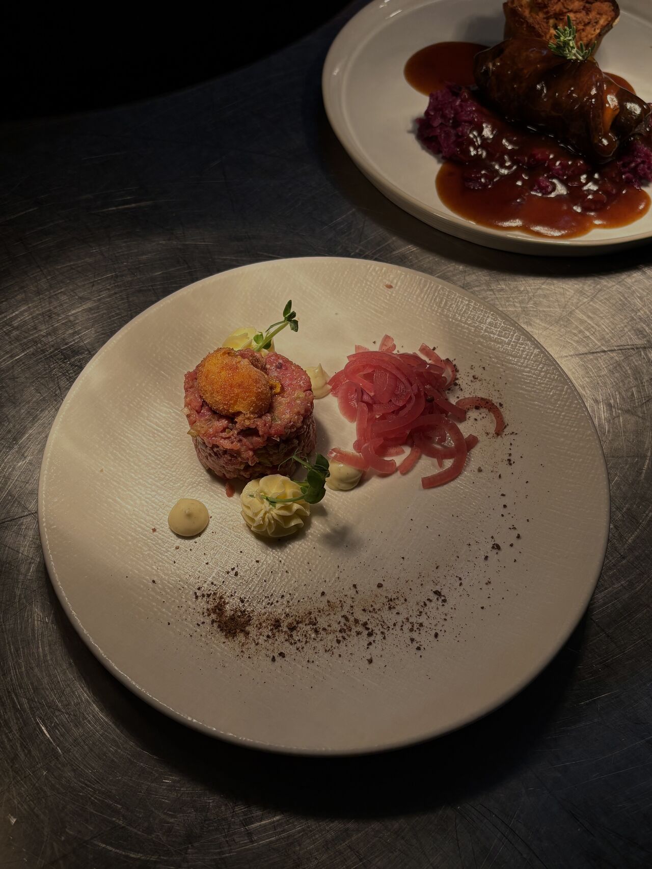 Rehtatar | eingelegte Zwiebel | gebackenes Eigelb