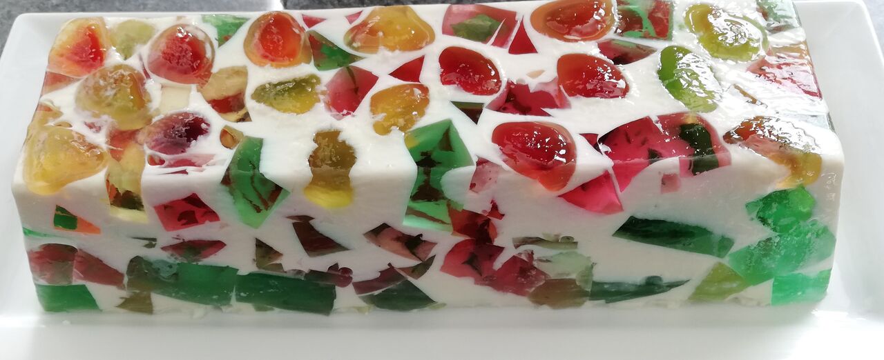 Wackelpeter mit Gummibärchen und weißer Vanillesauce. Für unsere großen und kleinen Gäste ein gelungener Partygag.