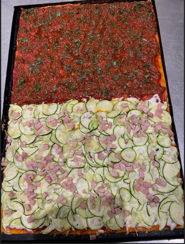 PIZZA CON ZUCCHINE, MOZZARELLE E PROSCIUTTO COTTO
PIZZA CARRETTIERA: AGLIO, PREZZEMOLO E PEPERONCINO