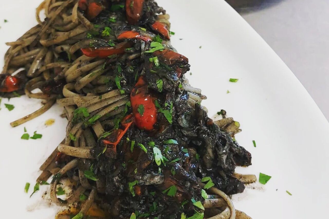 linguine all'astice e nero di seppia
