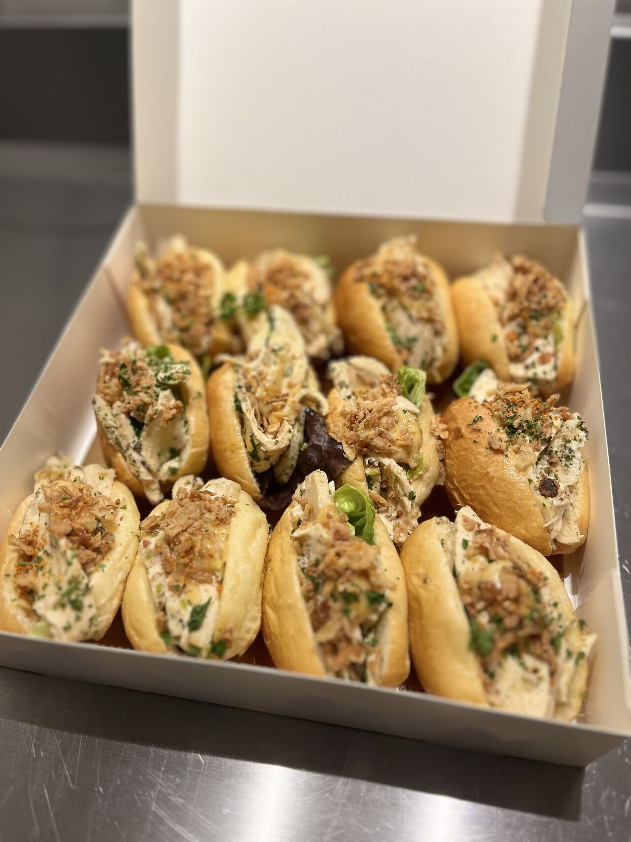 Navettes cocktail aux poulet mariné à la verveine et baies de la passion 