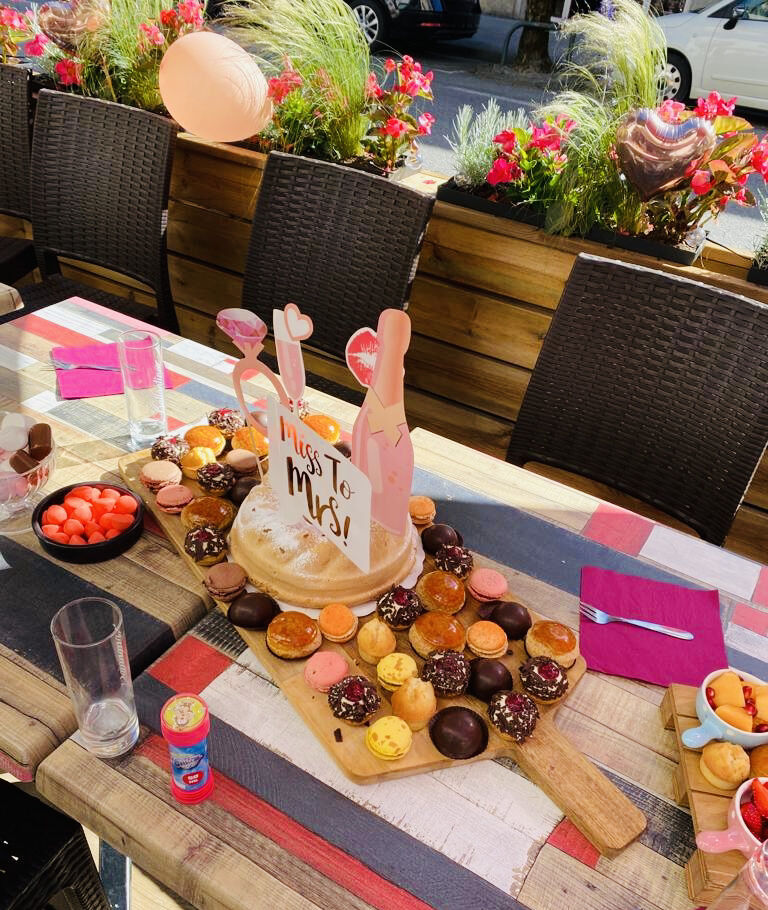 Brunch organisé pour un enterrement de vie de jeune fille, vive la mariée !