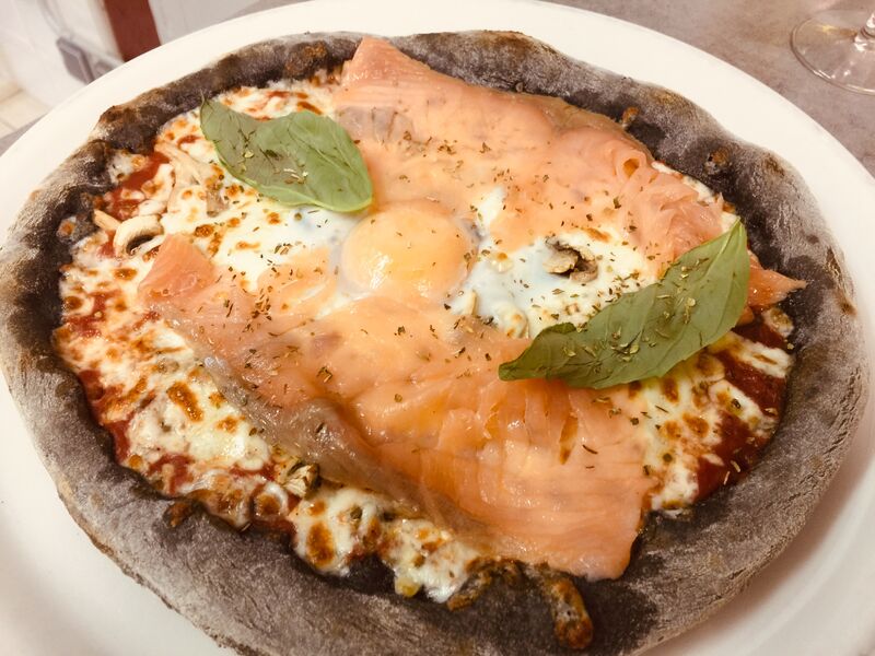 PIZZA SAUMON FUMÉ PÂTE CHARBON VÉGÉTAL MAISON. UNIQUE SUR CONFLANS