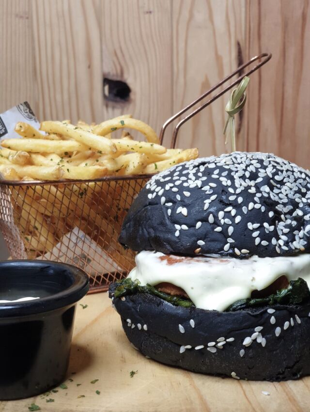Hambúrguer de Salmão com pão de tinta de choco 