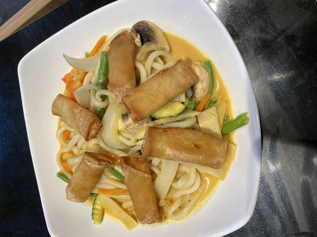 Udonnudeln im Erdnuss-Mango Soße mit Minirollen 