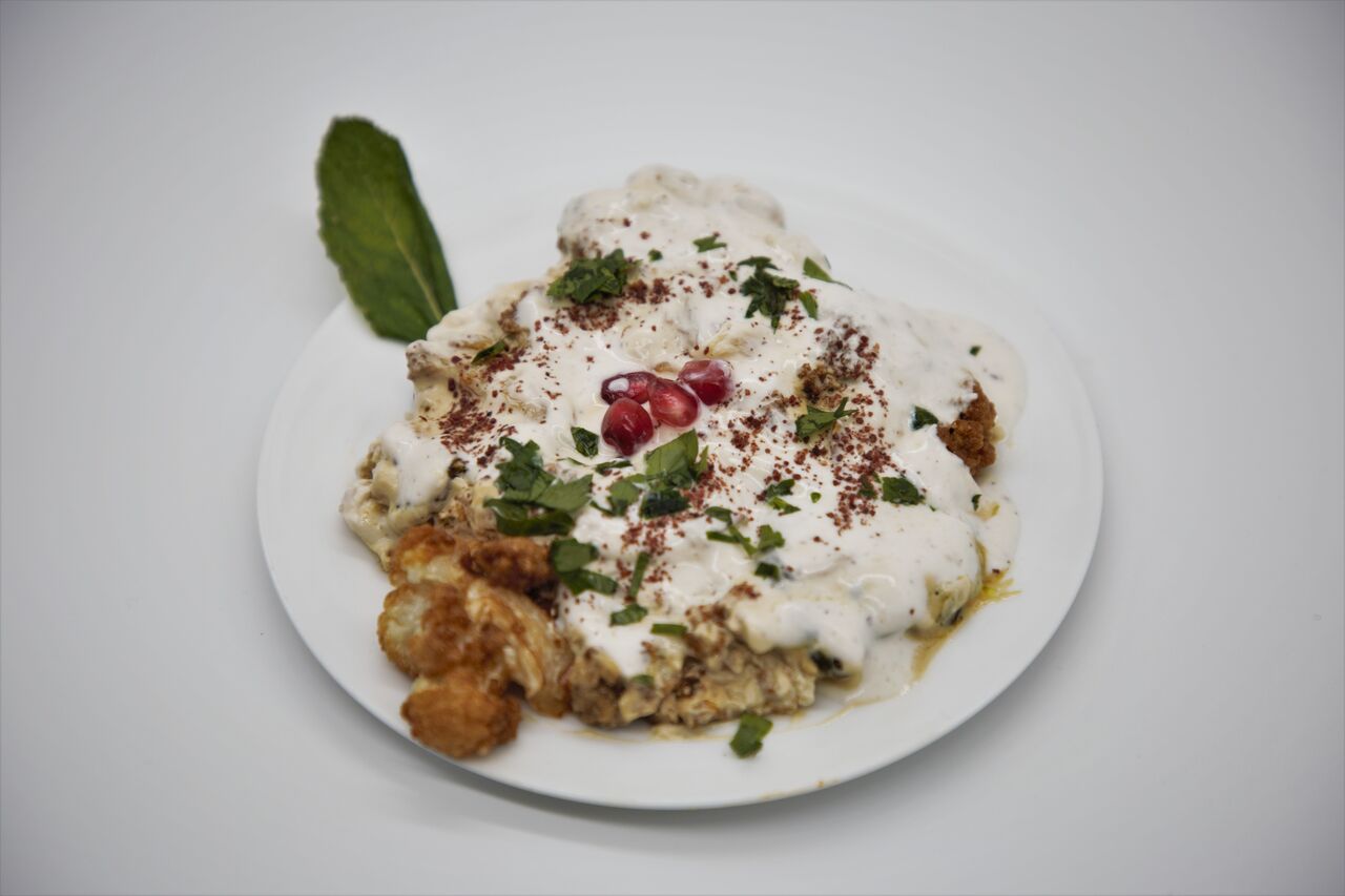 Blumenkohlsalat: Frittierter Blumenkohl, Joghurt-Tahina-Sauce „Vegan: nur Tahina“, Zitrone und Olivenöl,