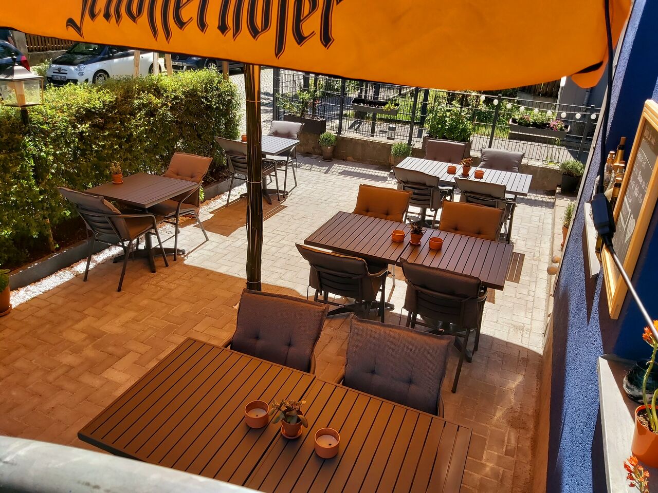 auf unserer Terrasse können wir bis zu 30 Personen bewirten