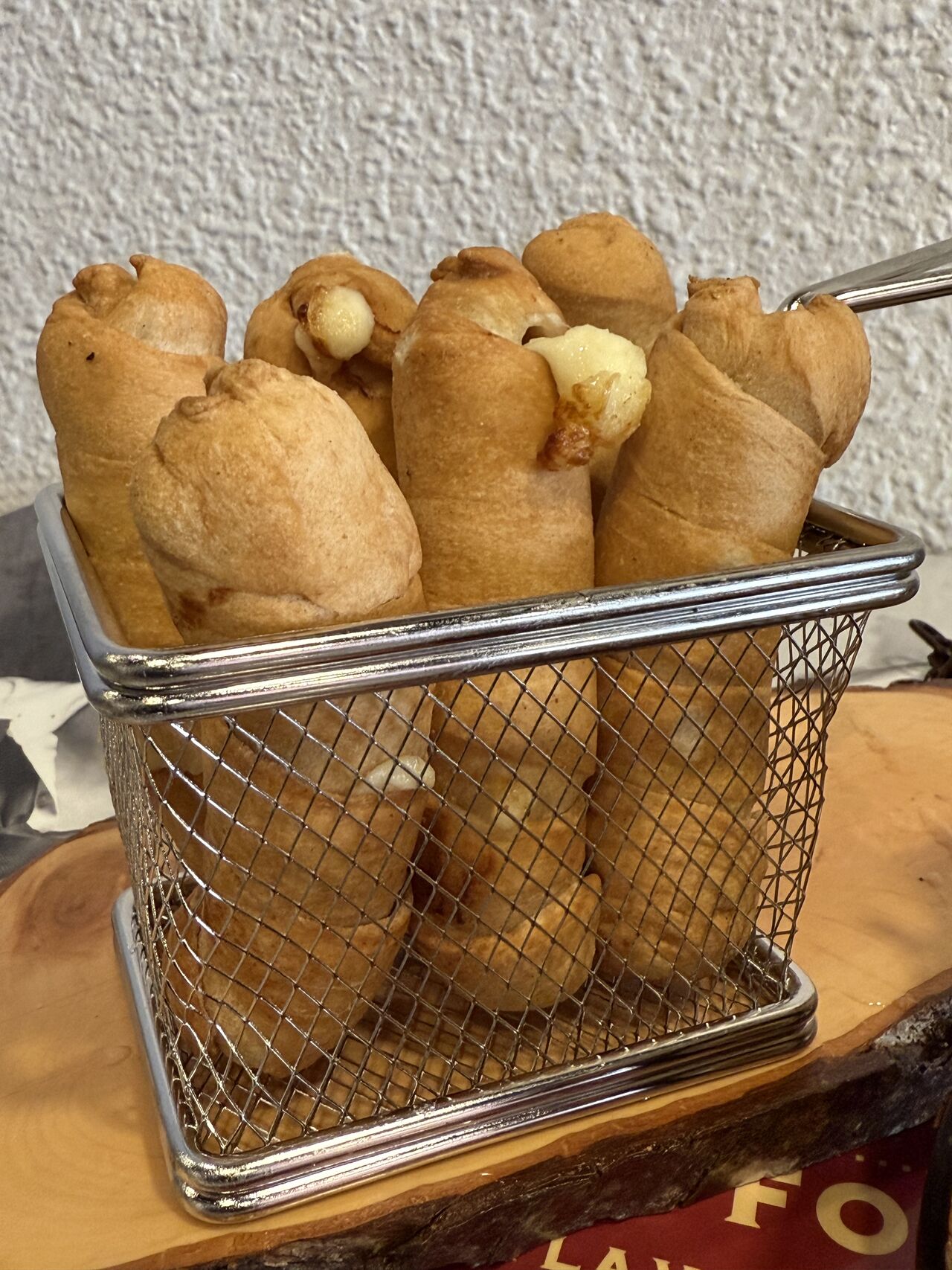 Tequeños crujientes rellenos de queso fundido