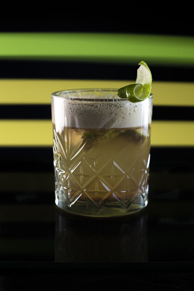 Kraken sour
Ingrédients : Kraken, vanille, citron verre, sucre de canne, perrier
Saveurs : épicé et acidulé
Catégorie : Premium