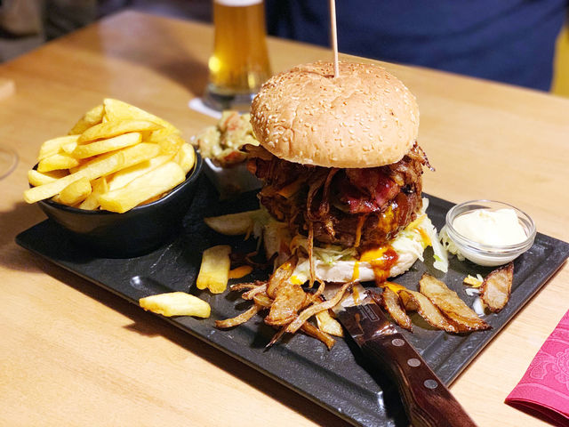Chili-Cheese Burger mit BBQ-Sauce, Röstzwiebeln, Gewürzgurke, Tomate, Coleslawsalat, Jalapenos, Käse & Steakhouse Fries