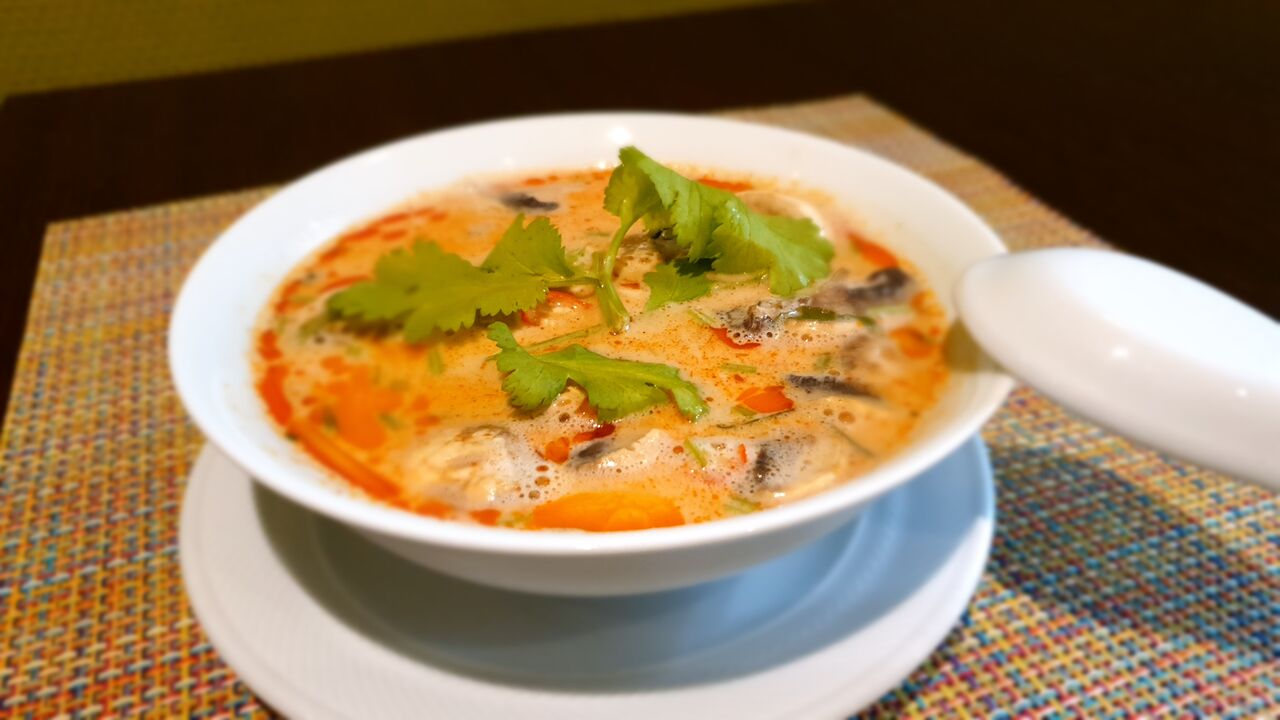 Tom Kha Gai, würzige Suppe mit Kokosmilch und Hähnchenfleisch