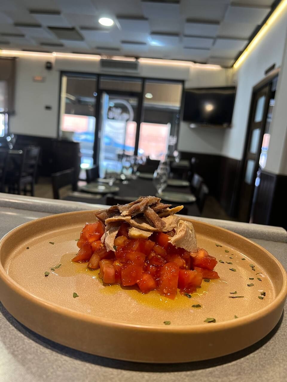 Tomate agridulce con ventresca y anchoas.